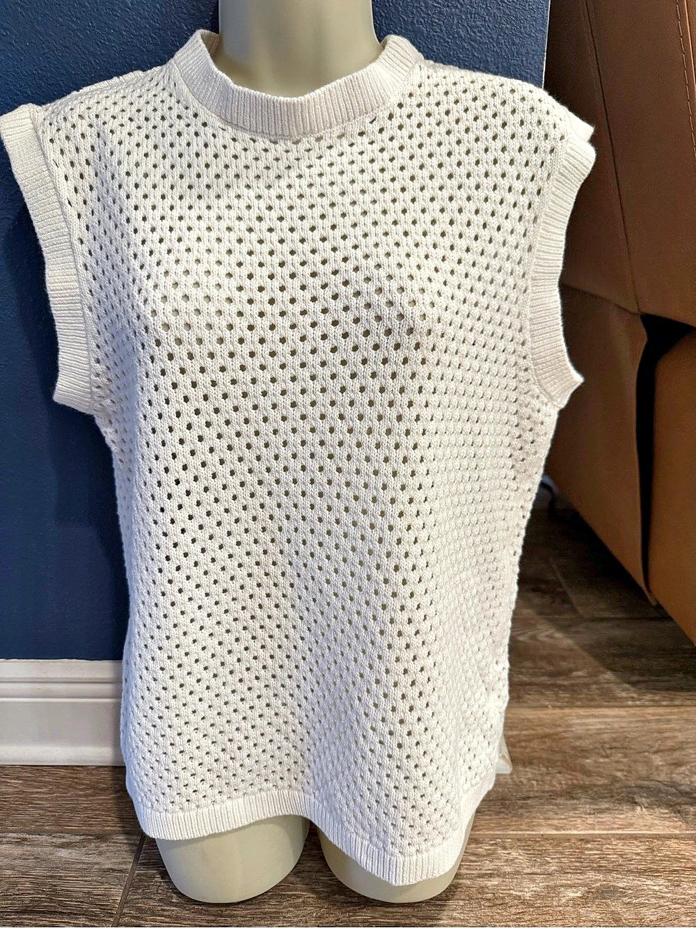 H&M Women's Open Knit Sweater Vest in White Size Medium Like New